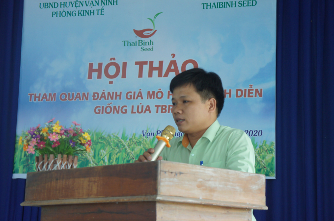 Ông Triệu Tấn Phú phát biểu với bà con nông dân xã Vạn Phú, huyện Vạn Ninh. Ảnh: L.K.