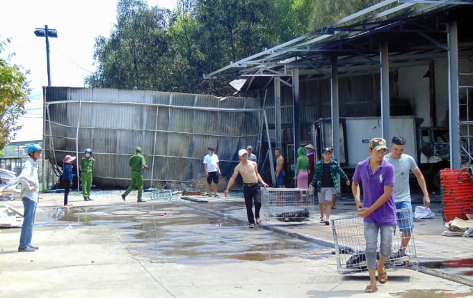 Vụ cháy khiến nhà kho chứa thủy sản của một doanh nghiệp ở Quảng Nam bị thiêu rụi. Ảnh: L.K.