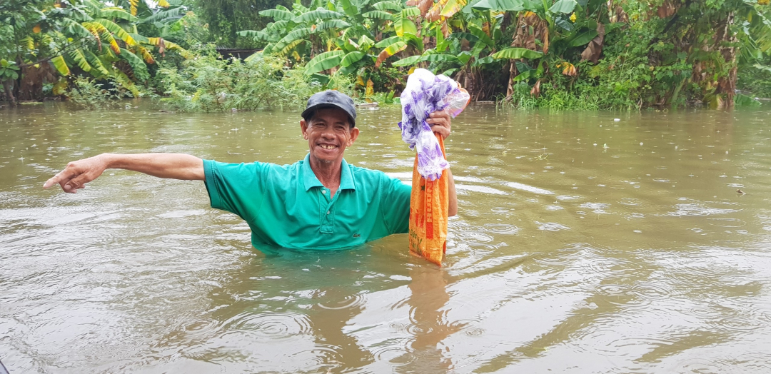 Tại một số đoạn đường trong xã Hòa Liên, nước ngập sâu ngang ngực. Ảnh: L.K.