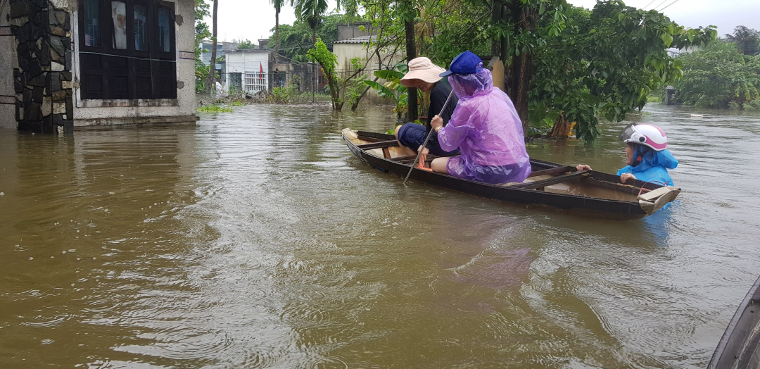 Các phương tiện giao thông đường bộ không thể di chuyển nên phương tiện đi lại chủ yếu của người dân lúc này là ghe thuyền. Ảnh: L.K.