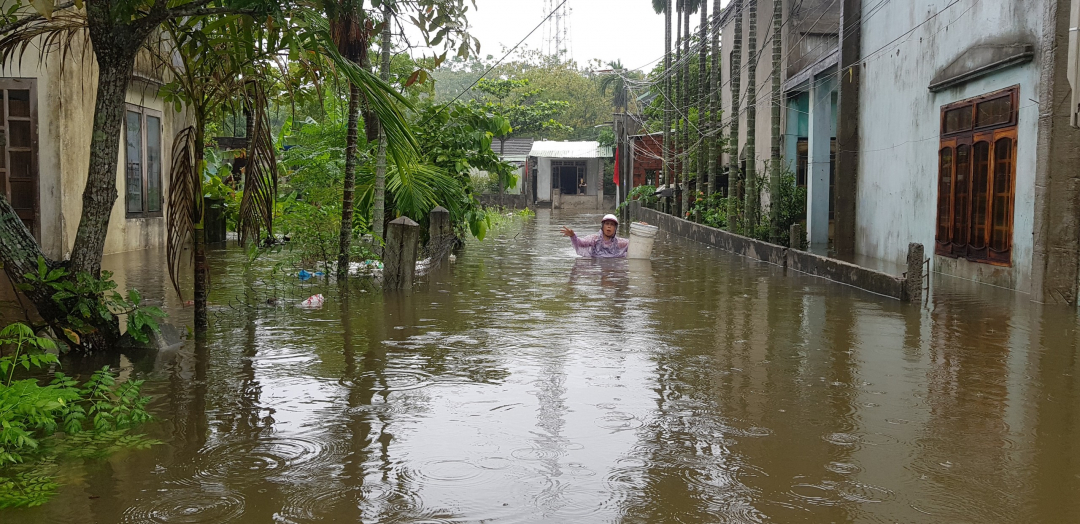 Tuy nhiên, vẫn có 1 số người dân bất chấp nguy hiểm để lội qua dòng nước. Ảnh: L.K.