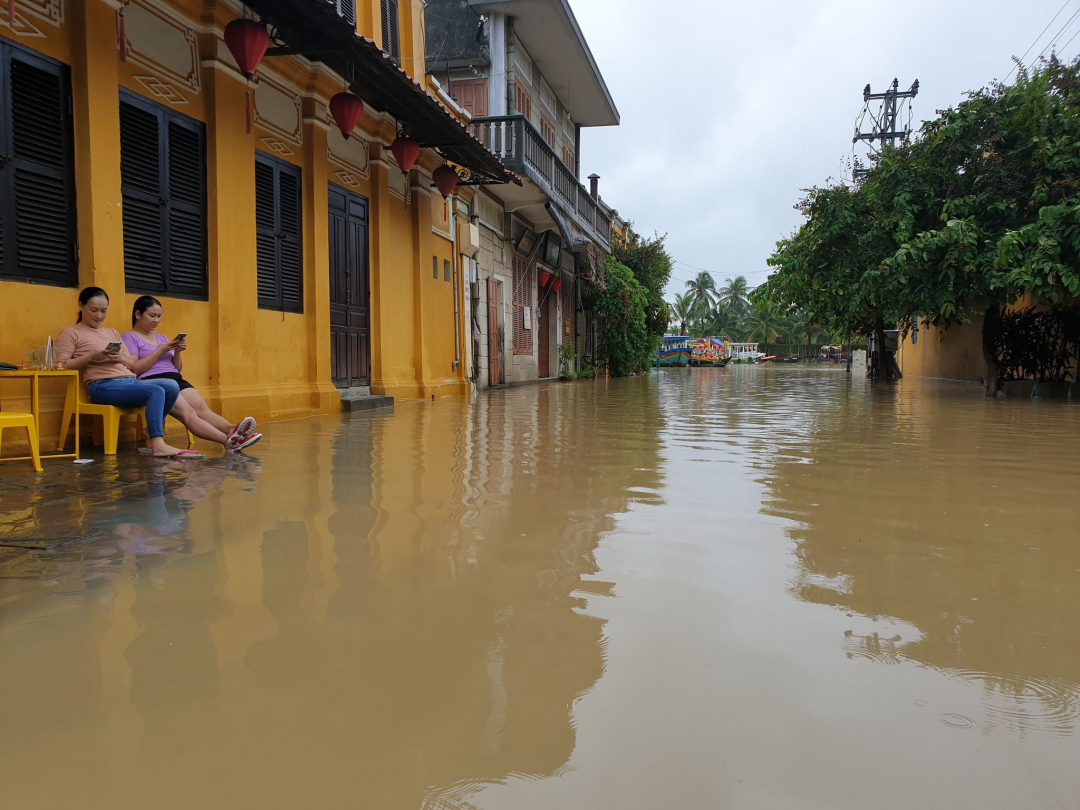 Các tuyến đường lớn ở TP. Hội An đều chìm trong biển nước. Chính quyền địa phương đã khuyến cáo người dân hạn chế đi lại ở những vùng ngập sâu để đảm bảo an toàn. Ảnh: L.K.