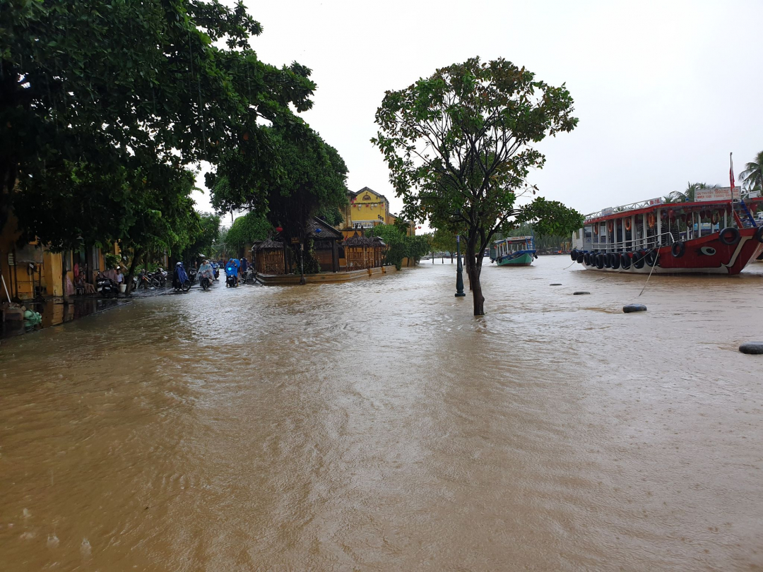 Nước sông Hoài dâng cao tràn ra hết những con phố ở 2 bên bờ. Ảnh: L.K.