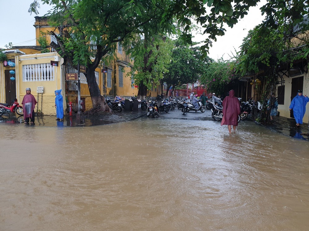 Các phương tiện không thể di chuyển qua đoạn đường ngập đành phải quay đầu. Ảnh: L.K.