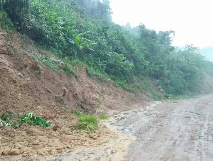 Một số tuyến đường ở các huyện miền núi tỉnh Quảng Nam cũng bị sạt lở do mưa lớn. Ảnh: CTV.