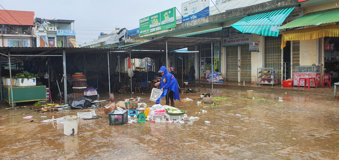 Người dân thu dọn hàng quán sau bão. Ảnh: L.K.