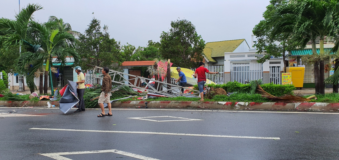 Một trụ sắt ven đường xuống biển Mỹ Khê (TP Quảng Ngãi, tỉnh Quảng Ngãi) cũng bị đổ sụp. Ảnh: L.K.