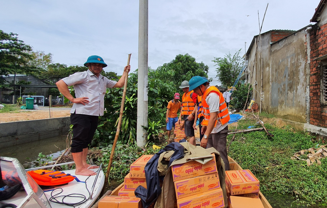 Theo ông Lê Đình Nho, Phó Chủ tịch UBND xã Tam Thăng cho biết, hiện nay, địa phương vẫn đang tiếp tục kêu gọi hỗ trợ cho bà con. Các nhu yếu phẩm hỗ trợ sẽ được chở bằng thuyền hoặc ca nô đến từng thôn sau đó các thôn sẽ phát lại cho từng hộ gia đình.