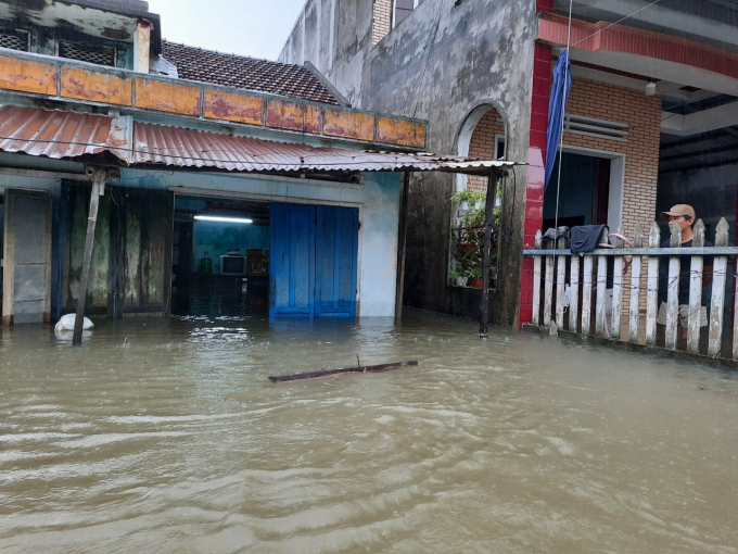 Nhiều vùng ở huyện Duy Xuyên (tỉnh Quảng Nam) vẫn ngập nước. Ảnh: L.K.