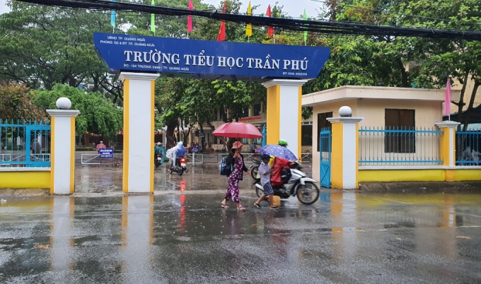 Các huyện, thị xã, thành phố trên địa bàn tỉnh Quảng Ngãi chủ động theo dõi tình hình bão lũ để cho học sinh nghỉ học. Ảnh: L.K.