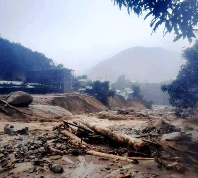Nhiều khu vực ở huyện Phước Sơn, tỉnh Quảng Nam sạt lở do mưa bão.