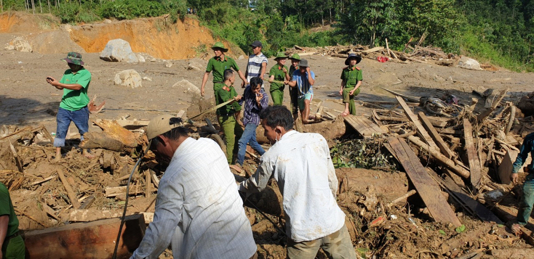 Những gì còn sót lại là khung cảnh tan hoang, các vật dụng trong những ngôi nhà nơi đây nằm ngổn ngang trên nền đất. Ảnh: L.K.