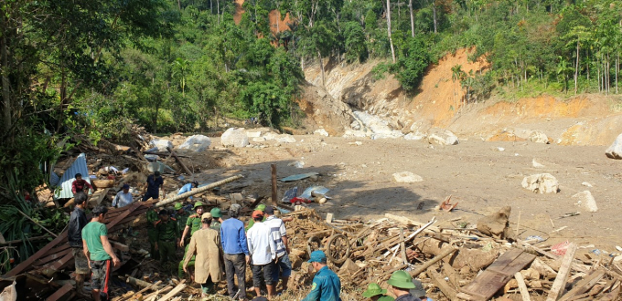Hiện trường vụ sạt lở đất tại xã Trà Leng khiến 11 căn nhà và hơn 50 người bị vùi lấp. Ảnh: L.K.