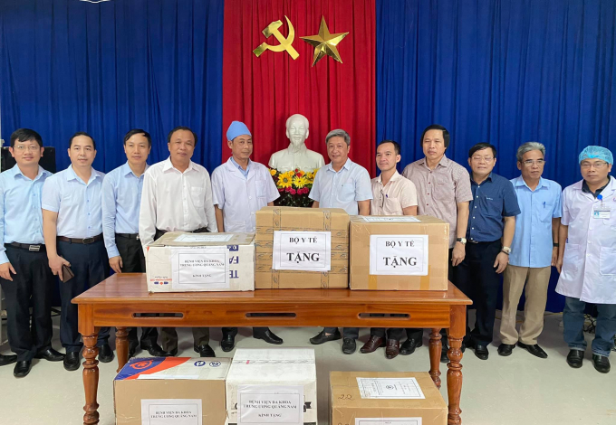 Thứ trưởng Nguyễn Trường Sơn tặng dụng cụ phòng chống hậu quả bão lũ và thuốc khử trùng nước cho Trung tâm Y tế huyện Bắc Trà My và ngành y tế Quảng Nam. Ảnh: BYT.