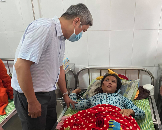 Thứ trưởng Nguyễn Trường Sơn thăm hỏi các bệnh nhân đang điều trị tại TTYT Bắc Trà My. Ảnh: BYT.