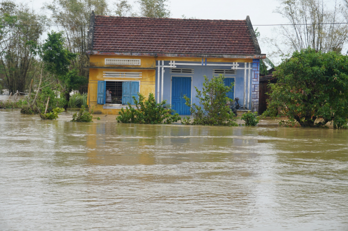 Nhiều hộ gia đình ở TX Đức Phổ (tỉnh Quảng Ngãi) bị ngập sâu do mưa lớn, nước sông lên nhanh. Ảnh: L.K.