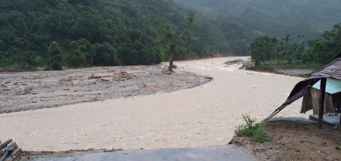 Ngôi làng Tăc Pát (xã Trà Leng, huyện Nam Trà My, tỉnh Quảng Nam) bị nước lũ nhấn chìm. Ảnh: HT.