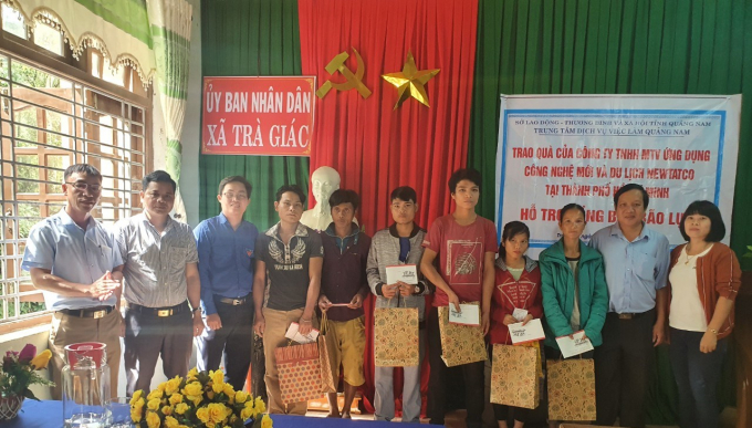 Trung tâm Dịch vụ việc làm tỉnh Quảng Nam phối hợp với Chi nhánh Cty TNHH MTV ứng dụng công nghệ mới và du lịch NEWTATCO tại TP Hồ Chí Minh tặng quà cho người dân xã Trà Giác. Ảnh: L.K.