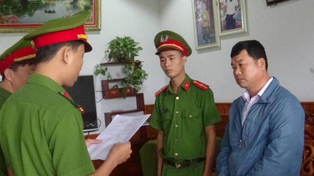 Cơ quan CSĐT Công an huyện Duy Xuyên thi hành quyết định khởi tố bị can, bắt tạm giam đối với Phạm Đắc Thành. Ảnh: CA.