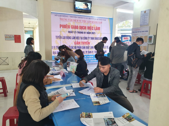 Hàng trăm người lao động đến tham gia tuyển dụng tại phiên giao dịch việc làm ở Quảng Nam. Ảnh: L.K.