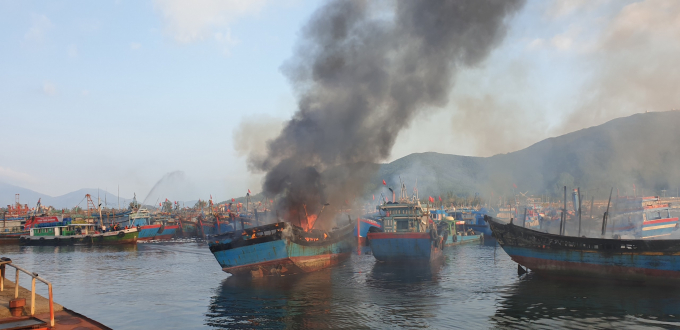 Tàu cá bốc cháy dữ dội tại Cảng cá Thọ Quang (quận Sơn Trà, TP Đà Nẵng). Ảnh: HN.