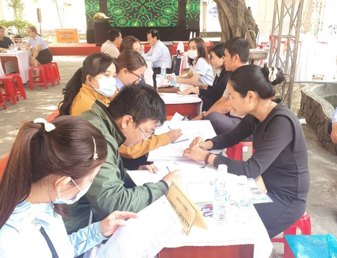 Người lao động đến đăng ký tham gia tuyển dụng tại Phiên giao dịch việc làm được tổ chức vào ngày 16/3 tại Quảng Nam. Ảnh: L.K.