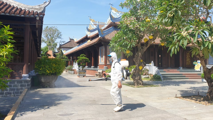Ngành Y tế tỉnh Quảng Nam tiến hành phun khử khuẩn khu vực có ca nghi nhiễm Covid-19. Ảnh: L.K.