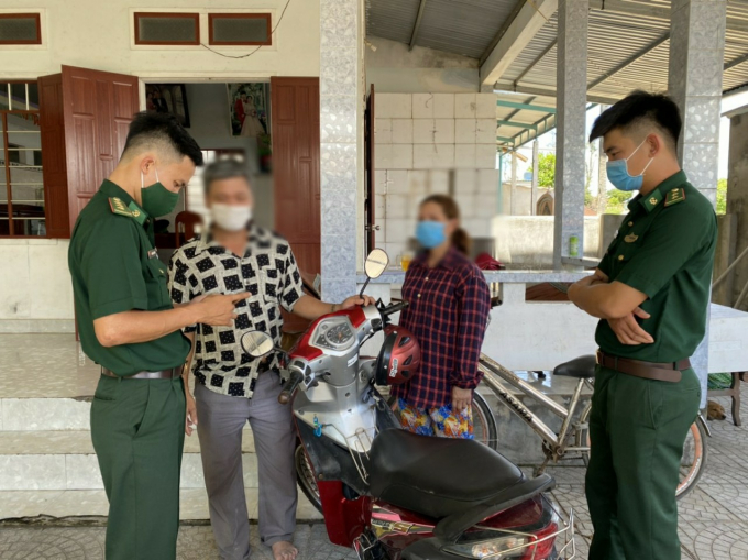 Người nhà nạn nhân cung cấp thông tin cho BĐBP Quảng Ngãi. Ảnh: BP.