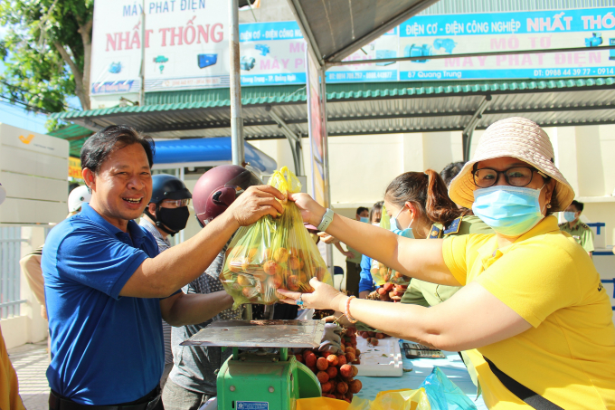 Người dân Quảng Ngãi vui vẻ mua vải ủng hộ cho bà con Bắc Giang, chung tay vượt qua đại dịch. Ảnh: N.Đ.