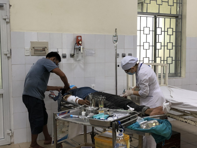 Các nạn nhân đang được cấp cứu tại Bệnh viện Đa khoa Quảng Ngãi
