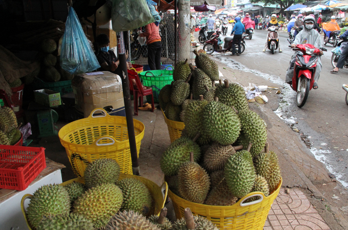 Traders at Tan An Market, Buon Ma Thuot City can't ship durians to customers due to the impact of the Covid-19. Photo: Quang Yen.
