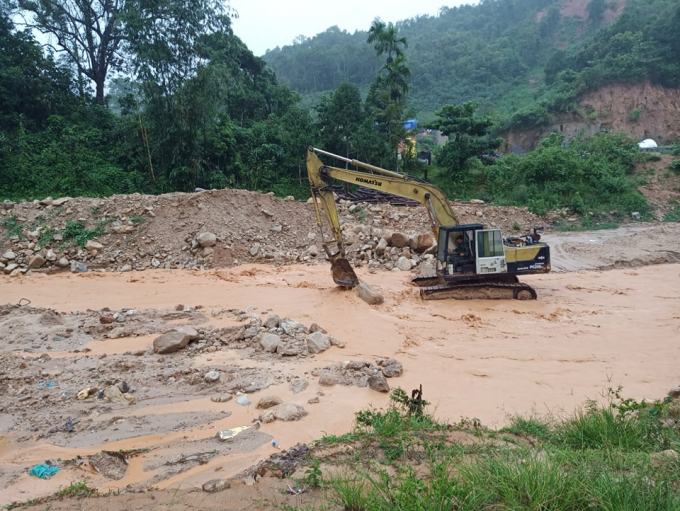 Tuyến đường ĐH1 qua xã Phước Thành (huyện Phước Sơn, tỉnh Quảng Nam) đã bị nước lũ tràn qua. Ảnh: CTV.