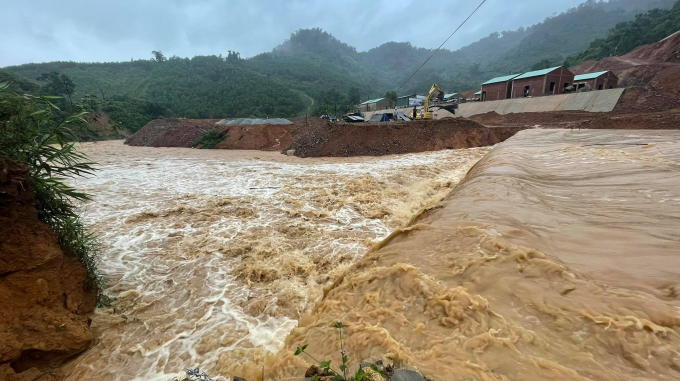 Một số ngôi làng ở huyện Phước Sơn có nguy cơ bị cô lập do mưa lớn. Ảnh: X.L.