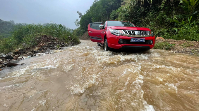 Tuyến đường đi vào xã Phước Thành (huyện Phước Sơn, tỉnh Quảng Nam) bị nước lũ tràn qua gây khó khăn cho giao thông đi lại. Ảnh: X.L.