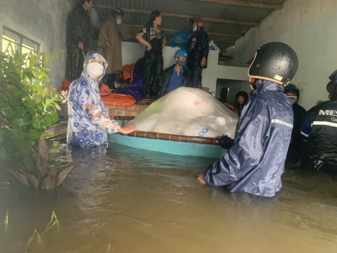 Nhiều nhà dân ở Quảng Ngãi bị ngập trong nước lũ do mưa lớn. Ảnh: CTV.