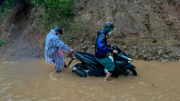 Mưa lũ do bão số 5 ảnh hưởng đến nhiều tuyến đường ở miền núi Quảng Nam. Ảnh: L.K.