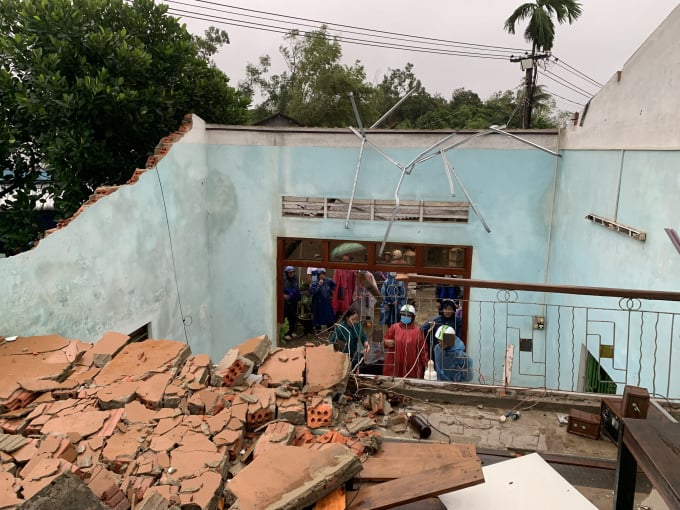 Có 7/15 nhà dân ở huyện Bình Sơn (Quảng Ngãi) bị tốc mái hoàn toàn sau trận lốc xoáy. Ảnh: CTV.