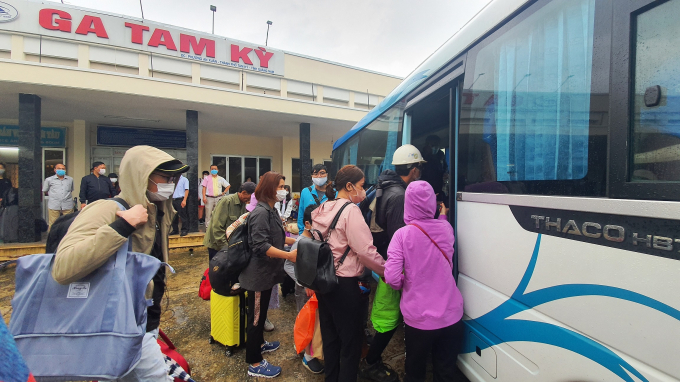Hành khách từ ga Tam Kỳ (Quảng Nam) lên xe buýt vào ga Quảng Ngãi để tiếp tục hành trình. Ảnh: L.K.
