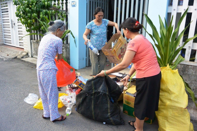 Da Nang citizens collect and classify waste. Photo: L.K.