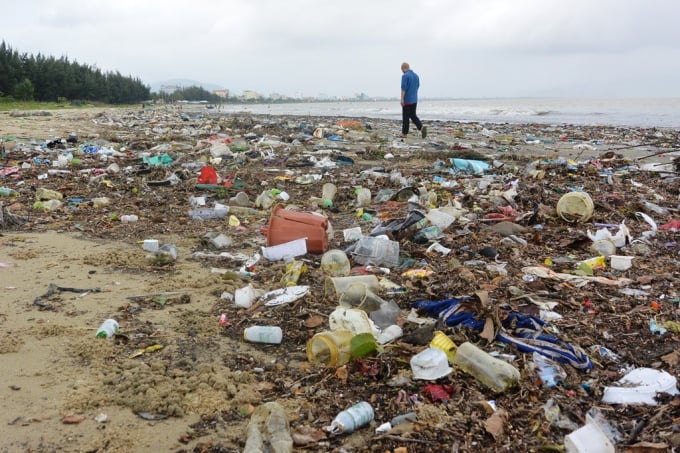 Plastic waste is seen on the beach of Da Nang. Photo: L.K.