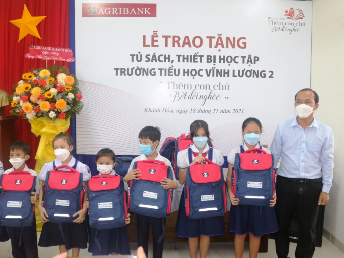 Học sinh Trường Tiểu học Vĩnh Lương 2 nhận ba lô do Agribank Chi nhánh tỉnh Khánh Hòa trao tặng. Ảnh: Lê Quang Minh.