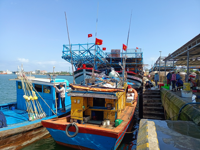 Ngư dân trên những tàu cá trở về sau chuyến biển cuối năm đang hoàn tất những công việc cuối cùng để trở về nhà đón năm mới. Ảnh: L.K.