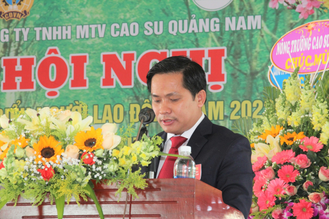 Mr. Thai Bao Tri, General Director of Quang Nam Rubber Company, despite facing many difficulties in 2021, the company tried its best to surpass the set plan. Photo: L.K.