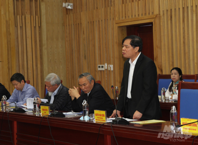 Bộ trưởng Bộ NN-PTNT Nguyễn Xuân Cường trao đổi các vấn đề trọng tâm của ngành nông nghiệp. Ảnh: Việt Khánh.