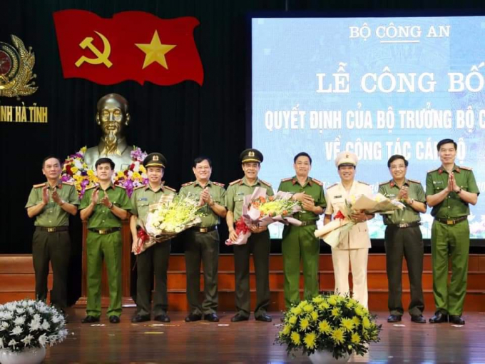 Đại tá Võ Trọng Hải (người đứng giữa, cầm hoa) sẽ thay thế Thiếu tướng Nguyễn Hữu Cầu giữ chức Giám đốc Công an tỉnh Nghệ An. Ảnh: Lao động.