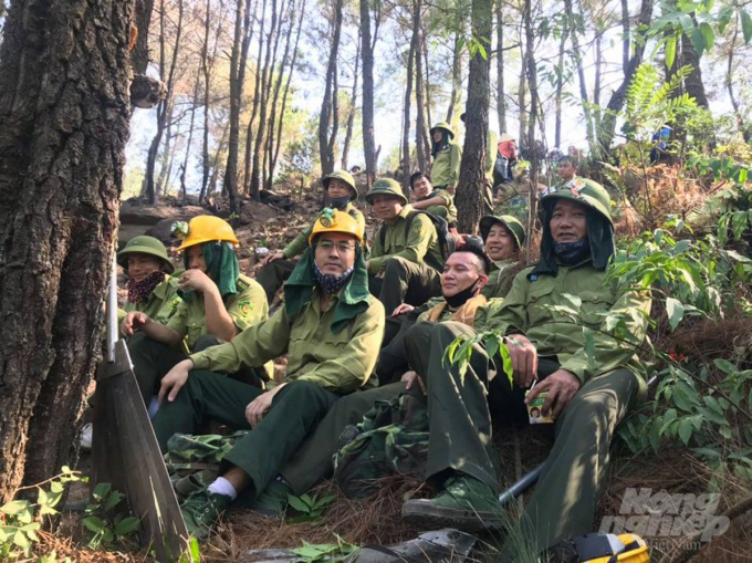 Lực lượng chức năng mệt nhoài sau gần 2 ngày đối phó với 'giặc lửa'. Ảnh: Việt Khánh.