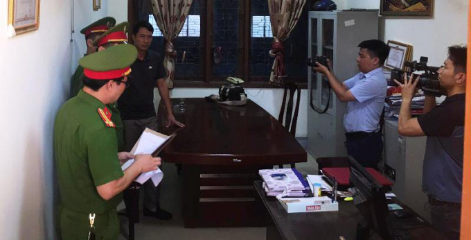 Quyền Trưởng phòng Nguyễn Tâm Long chính thức bị khởi tố (áo đen phía xa).