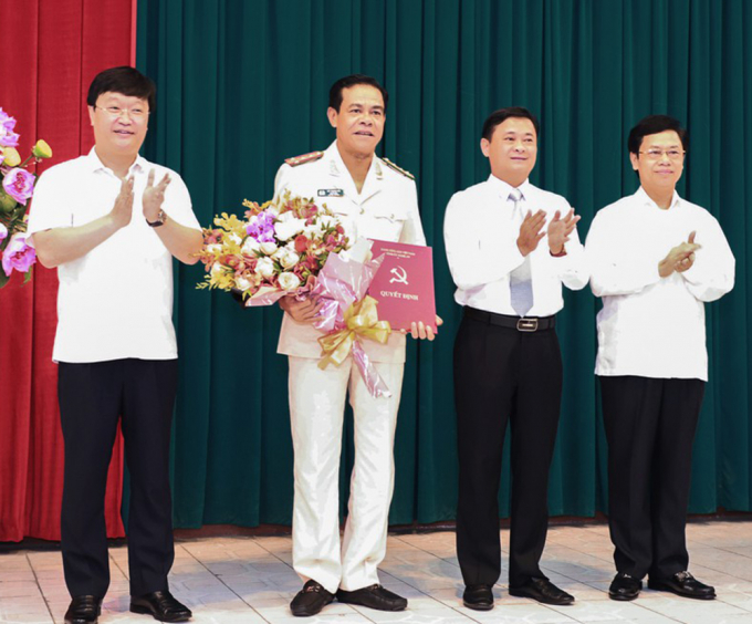 Lãnh đạo tỉnh Nghệ An chúc mừng Đại tá Võ Trọng Hải nhận trọng trách mới. Ảnh: Thành Duy.