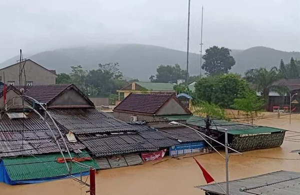 Nhiều vùng trên địa bàn tỉnh Nghệ An đang bị nước lũ bao vây.