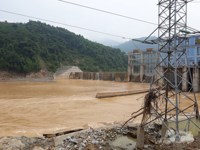 Nhiều ý kiến cho rằng việc xả lũ cấp tập của các nhà máy thủy điện đã góp phần gây nên ngập lụt cục bộ. Ảnh: Việt Khánh.